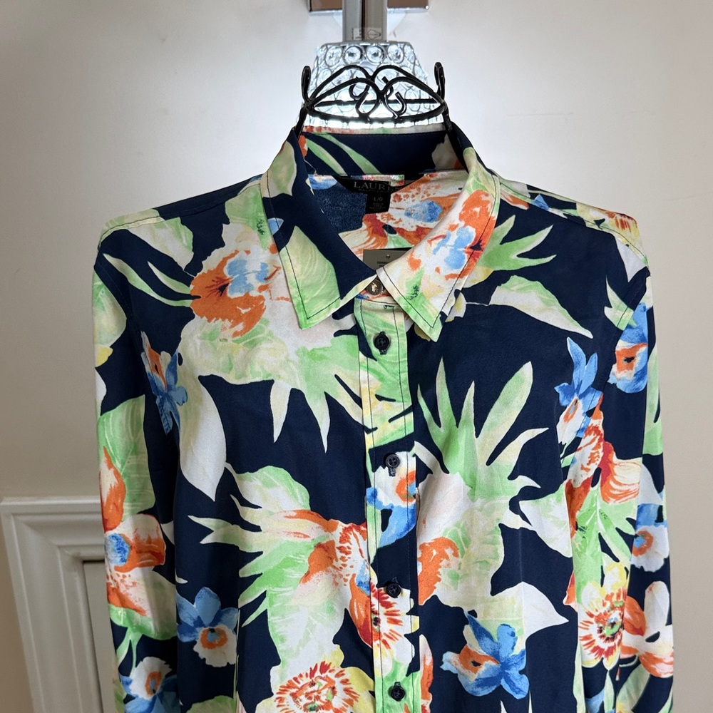 NWT Lauren Ralph Lauren Navy Floral Print Button-Up Top with Gold Snap
